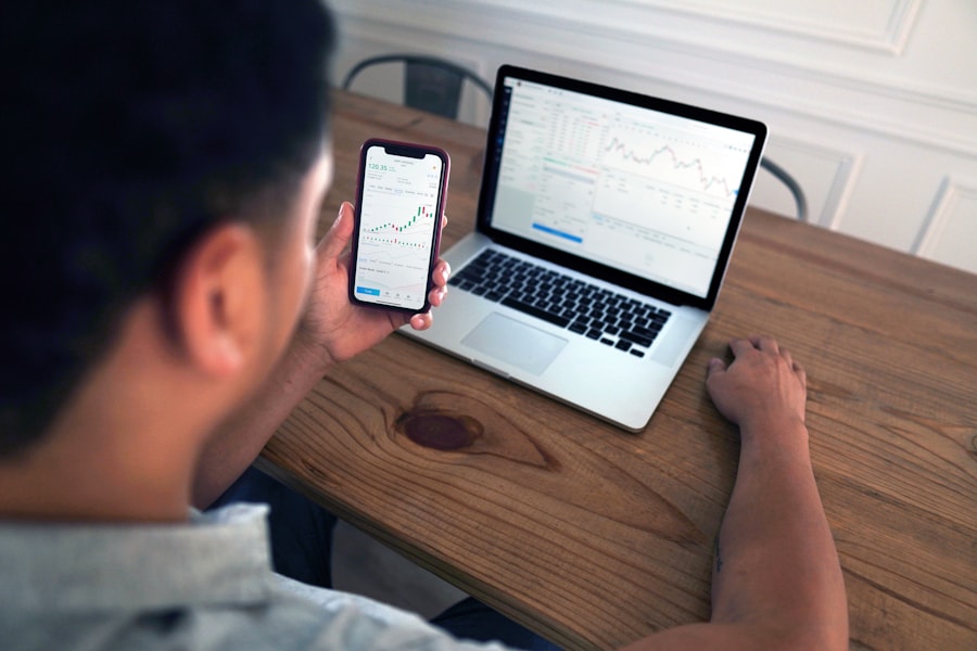 Personas revisando documentos de inversión inmobiliaria